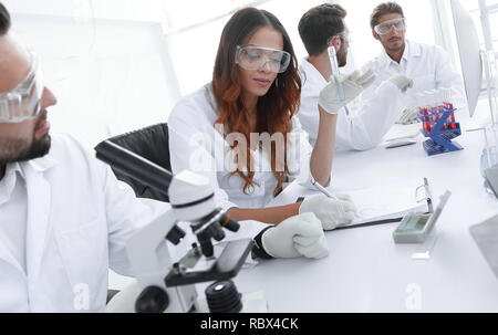 Gruppe junger Wissenschaftler diskutieren die Ergebnisse einer Studie Stockfoto