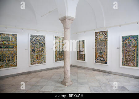 Halle mit Majolika der islamischen Kunst, Bardo Museum, Tunis, Tunesien, Afrika Stockfoto