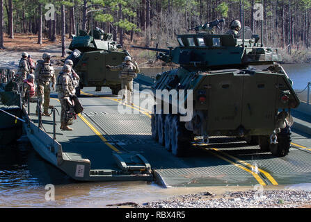 Mit Hilfe der 502Nd Multi-Role Bridge Company, 19 Techniker Bataillon, Fallschirmjäger vom 1. Brigade Combat Team, 82nd Airborne Division erfolgreich einen nassen Spalt Kreuzung Betrieb bei macarthurs See, Fort Bragg, N.C., Jan. 9, 2019. Die nassen Spalt Kreuzung erlaubt militärische Unterstützung Fahrzeuge erfolgreich, sich vorwärts zu bewegen, combat Power. (U.S. Armee Foto von Sgt. Gin-Sophie De Bellotte) Stockfoto