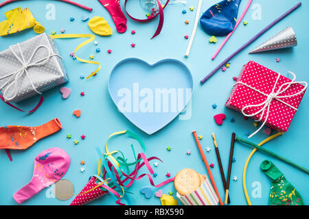 Feier, Hintergründe, Konzepte, Ideen mit bunten Element, Geschenkbox, Konfetti, Ballons und Herz Papier. Flach Design Template Stockfoto