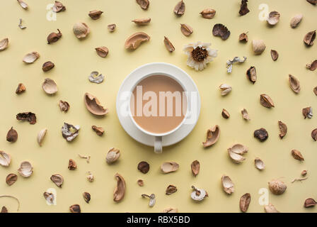 Essen, Aroma, Vanille Ansicht von oben mit der Kaffeetasse auf gelbem Hintergrund Stockfoto