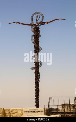 MADABA, Jordanien - April 04, 2018: Das Denkmal - das Personal des Mose in der Gedächtniskirche von Mose auf dem Berg Nebo in der Nähe der Stadt Madaba, Jordanien Stockfoto