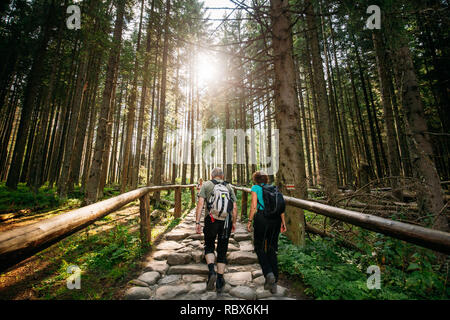 Nationalpark Tatra, Polen - 29. August 2018: Touristen Menschen zu Fuß auf Wanderwegen im Sommer Tatra Wald Landschaft. Landschaftlich schöne Vi. Stockfoto