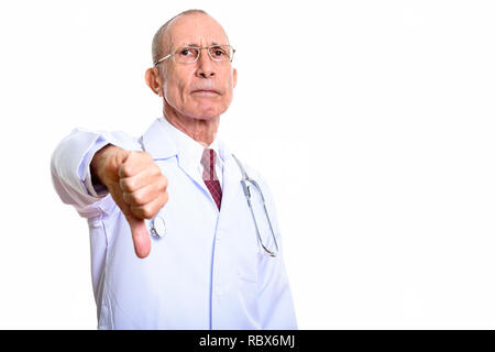 Studio shot der älteren Mann Arzt, der Daumen nach unten Stockfoto