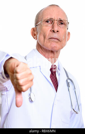 Studio shot der älteren Mann Arzt, der Daumen nach unten Stockfoto