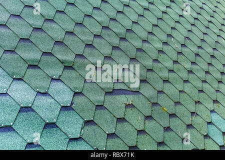 Fragment des grünen Schindel Fliese Textur Dach für Hintergrund. Closeup detail. Flexible weiche bebauten bituminöse Dachbahnen. Stockfoto