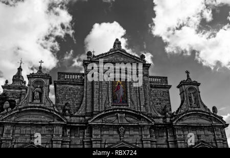 Eine klassische gotische Kirche in Rabat, Malta in Schwarz und Weiß. Stockfoto