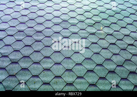 Fragment des grünen Schindel Fliese Textur Dach für Hintergrund. Closeup detail. Flexible weiche bebauten bituminöse Dachbahnen. Stockfoto