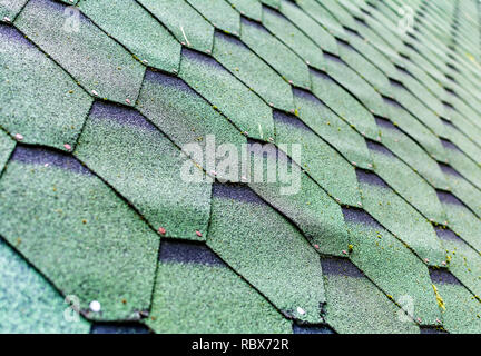 Fragment des grünen Schindel Fliese Textur Dach für Hintergrund. Closeup detail. Flexible weiche bebauten bituminöse Dachbahnen. Stockfoto