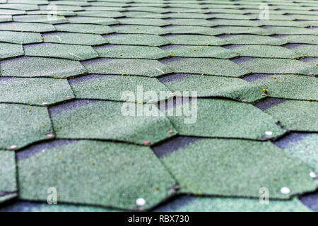 Fragment des grünen Schindel Fliese Textur Dach für Hintergrund. Closeup detail. Flexible weiche bebauten bituminöse Dachbahnen. Stockfoto