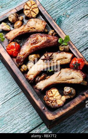 Gegrillte Rippchen auf vintage Holz Schneidebrett. Sommer BBQ Stockfoto