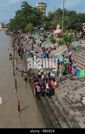 Die Menschen entlang des Ganges Bank, Haridwar, Indien Stockfoto
