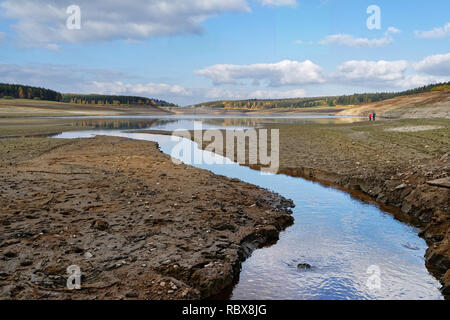 Blick auf die Staumauer der Talsperre bei niedrigem Wasserstand, die Trockenheit ist deutlich sichtbar, eine Folge der im heißen Sommer 2018 - Standort: Deutschland, Sachsen Stockfoto