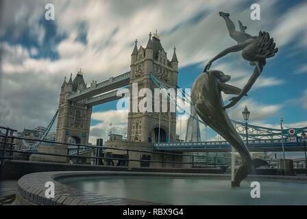 Die Dolphin und Girl Statue in der Nähe der Tower Bridge, London Stockfoto