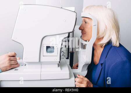 Im Alter von Patienten mit Sehvermögen Untersuchung bei einer Arztpraxis Stockfoto