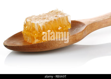 Honeycomb in hölzernen Löffel auf weißem Hintergrund Stockfoto