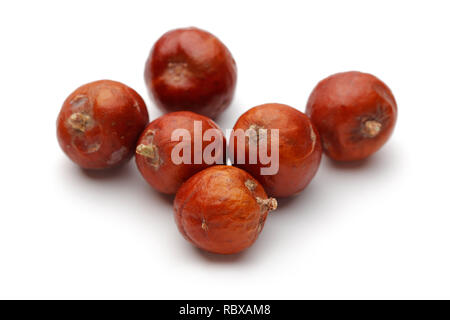 Getrocknete Wacholderbeeren auf weißem Hintergrund Stockfoto