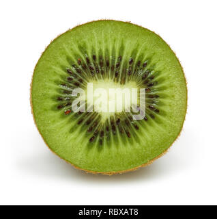 Herzförmige halbe Kiwi auf weißem Hintergrund Stockfoto