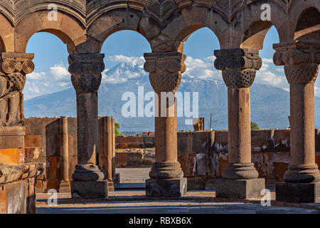 Antiken Säulen in die Überreste des Tempels von Zvartnots und den Berg Ararat im Hintergrund, in Eriwan, Armenien. Stockfoto