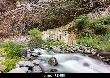 Basalt Felsformationen als Symphonie der Steine bekannt, im Garni Gorge und Azad River in der Nähe der Stadt Garni in Armenien Stockfoto