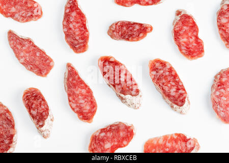 Geräucherte wurst Schichten Draufsicht auf weißem Hintergrund Stockfoto