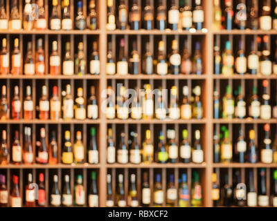 Flasche Wein-Racks. Abstract in warmen Farbtönen defokussiertem Hintergrund Stockfoto