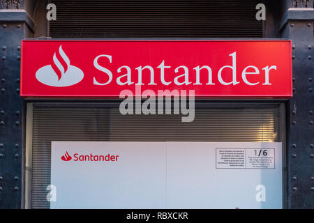 Valencia, Spanien - 12. Januar 2019: Santander Bank Büro im Stadtzentrum von Valencia, eine der größten spanischen Banken. Kredit- und Kreditinstitut. Stockfoto