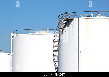 Große weiße Lagertanks für Öl und Kraftstoff in einer Raffinerie. Stockfoto