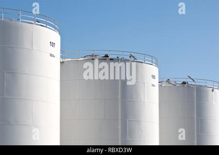 Große weiße Lagertanks für Öl und Kraftstoff in einer Raffinerie. Stockfoto