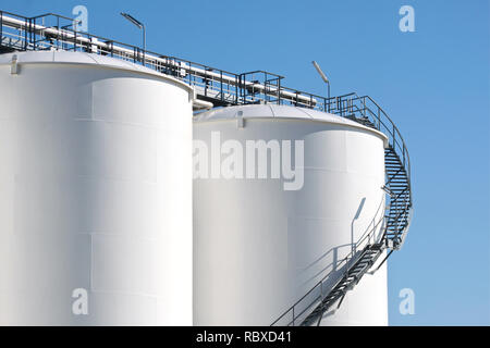 Große weiße Lagertanks für Öl und Kraftstoff in einer Raffinerie. Stockfoto