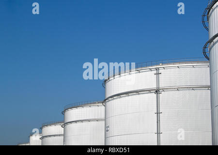 Große weiße Lagertanks für Öl und Kraftstoff in einer Raffinerie. Stockfoto