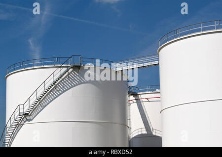 Große weiße Lagertanks für Öl und Kraftstoff in einer Raffinerie. Stockfoto