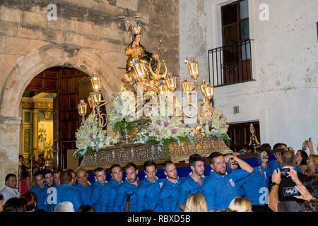 Männer aus der Stadt, die am Mariä Himmelfahrt-Tag den Palanquin aus der Kirche tragen. Carcabuey, Andalusien. SpanienAufnahme Stockfoto