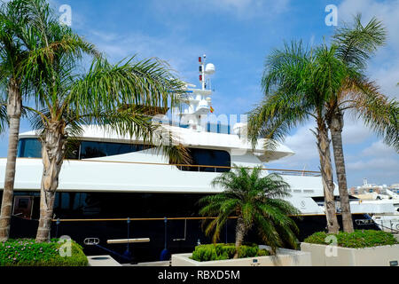 Großer Motor Yacht günstig in Puerto Santa Pola, Alicante. Spanien Stockfoto