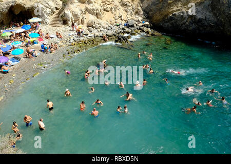 Blick auf eine überfüllte Strandbucht am Wochenende im August auf der Insel Tabarca, Alicante. Spanien Stockfoto