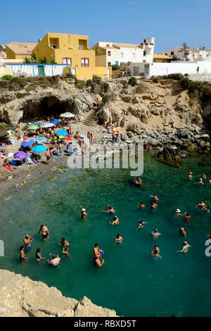 Blick auf eine überfüllte Strandbucht am Wochenende im August auf der Insel Tabarca, Alicante. Spanien Stockfoto