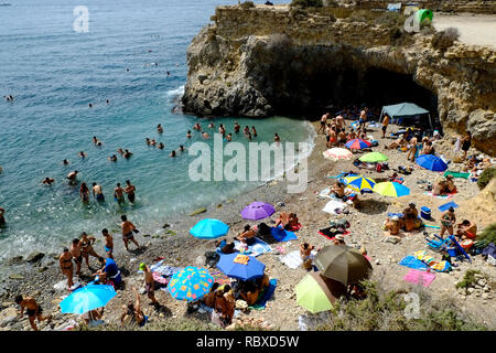 Blick auf eine überfüllte Strandbucht auf der Insel Tabarca, Alicante. Spanien Stockfoto