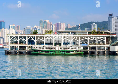 Ein Star Ferry am Wan Chai Ferry Pier, Wan Chai, Hong Kong Stockfoto