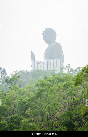 Dunst bedeckt Tian Tan Buddha über der Baumgrenze, Ngong Ping, Lantau Island, Hong Kong Stockfoto