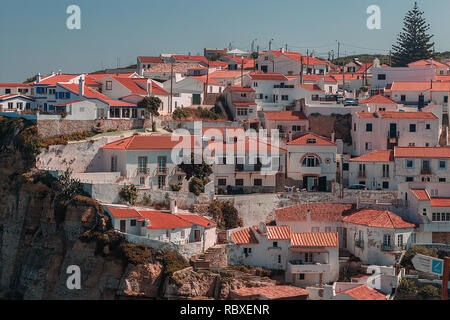 Aussicht auf den malerischen Ort Azenhas do Mar, am Rande einer Klippe mit einem Strand. Sehenswürdigkeiten in der Nähe von Sintra, Lissabon, Portugal Stockfoto