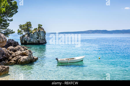 Wunderbare Brela Dorf Landschaft, schönen mediterranen Marine in Kroatien Stockfoto