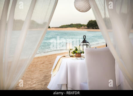 Romantisch gedeckten Tisch am Abend auf die Insel Bali, Indonesien Stockfoto