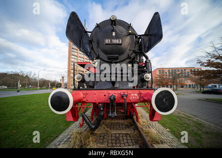 Braunschweig, Deutschland, 30. Dezember, 2018: Dampflok vor dem Hauptbahnhof, Kohle- deutsche Lokomotive von 1939, Vorderansicht Stockfoto