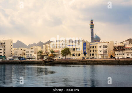 Muscat, Oman - November 1, 2018: Masjid al-Rasool Moschee an der Küste von der Corniche von Mutrah in Muscat (Oman) bei Sonnenuntergang mit niemand Stockfoto