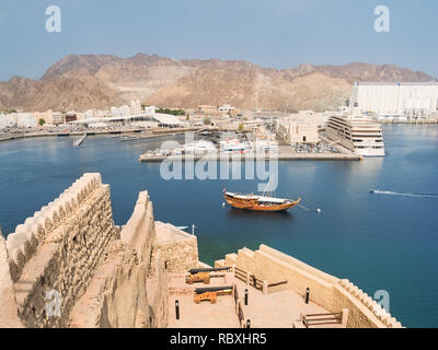 Muscat, Oman - November 1, 2018: Blick von mutrah Fort auf den Eingang des Mutrah port in Muscat mit einer traditionellen omanischen Boot (dhau) und in der Ba Stockfoto