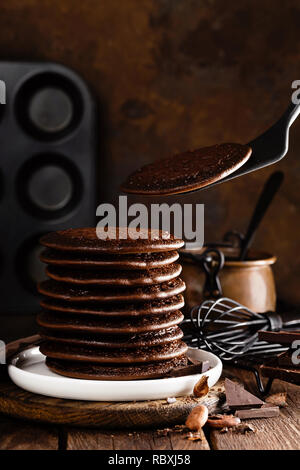 Stapel von Schokolade Pfannkuchen Stockfoto