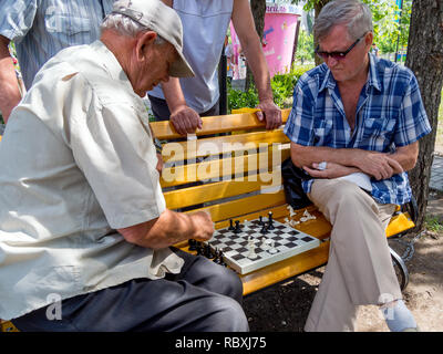 Voronezh, Russland - 12 August, 2018: Ältere Männer verbringen ihre Freizeit Schach spielen Stockfoto