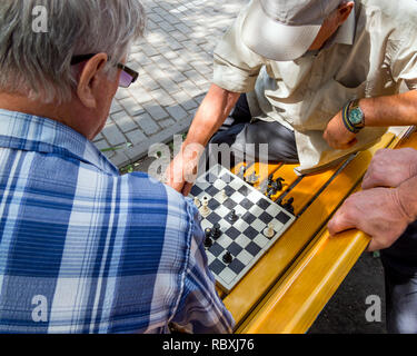 Voronezh, Russland - 12. August 2018: Schach Spiel findet auf der Straße Sitzbank Stockfoto