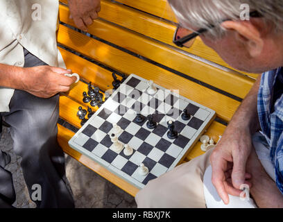 Voronezh, Russland - 12. August 2018: Spiel Schach auf einer Bank in einem Park Stockfoto