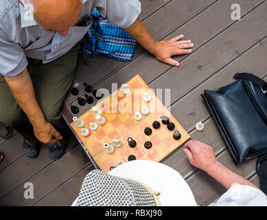 Zwei Männer spielen Schach stenographed nach Ansicht von oben Stockfoto